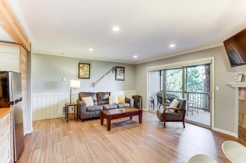 19 Mi to Mt Bachelor Ski Resort Condo with Grill