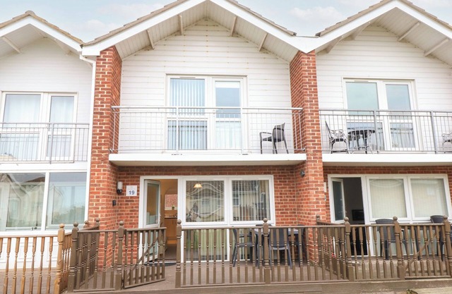 19 WATERSIDE PARK, pet friendly, country holiday cottage in Corton