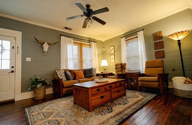 1920s Cottage- Walk to Downtown Waynesville and Hazelwood Village. Pet-Friendly!
