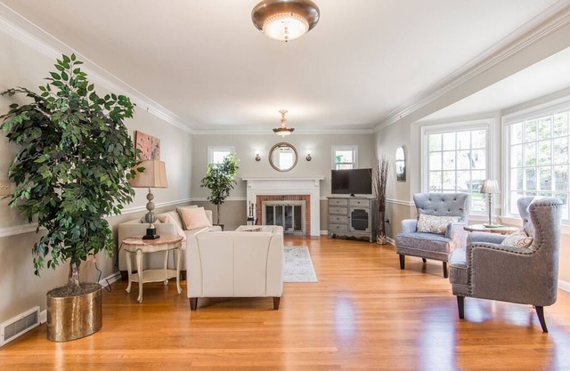 1939 Vintage House~Linfield/Historic Downtown, Outdoor Fireplace, Dog-Friendly