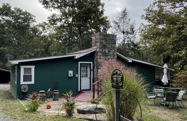 1959 TOPLEY Retreat offers Serenity/Tranquility + Pets - Fenced Area/FREE WIFI