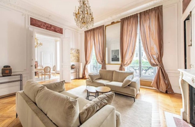 195m2 across the street from Palais Bourbon in the beautiful 7th quarternn