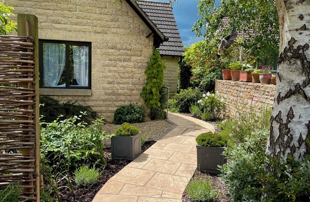 1A ERNESTON CRESCENT, pet friendly, with a garden in Corsham