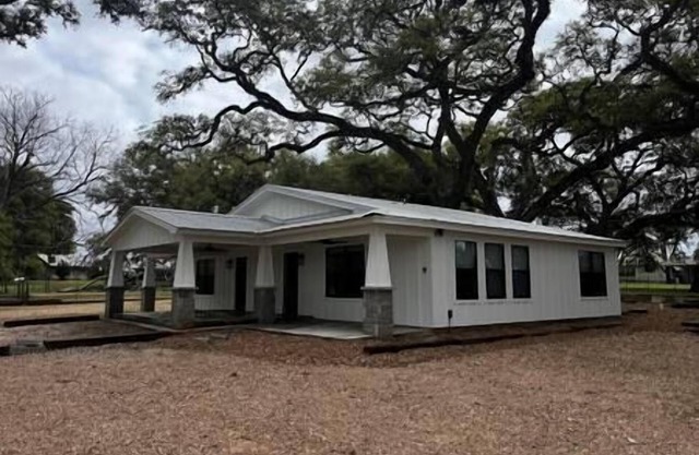 1B- Country Escape Under TX Oaks!