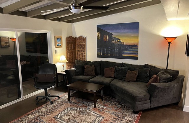 1Bd 1Ba house, Hot Tub, private backyard patio, king bed, downtown w parking