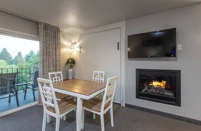 1Bd/2Bath, Downtown Bend, Views of Deschutes River