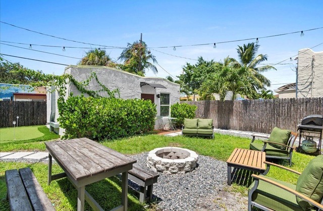 1BR/1BA Design District Cottage - 8 Min drive from Downtown WPB