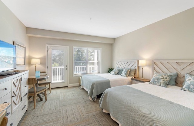 1BR/1BA Hotel Room - Pool, Elevator, Sleeps 4