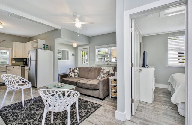 1BR/1BA NEW Coastal Boutique Cottage. HGTV Worthy! Sleeps 4. Steps to Beach!