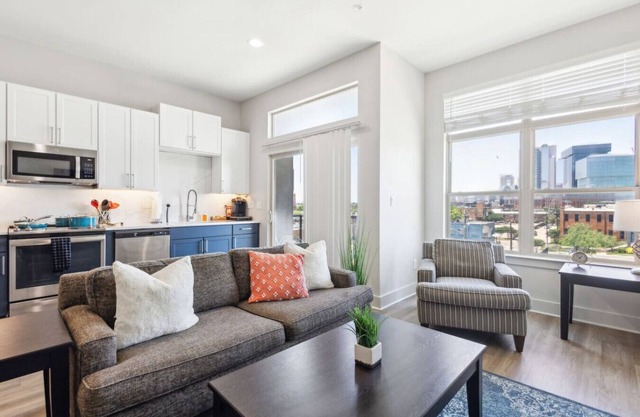 1BR Apt with Pool, Gym, and Free Parking