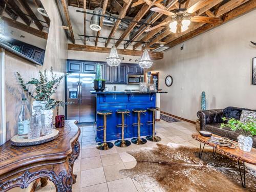 1BR Balcony Views And Cowboy Vibes