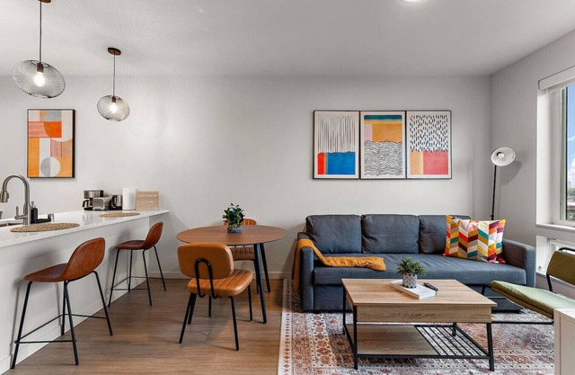 1BR Scenic Rooftop, Gym, Near Stadium & Eat Street