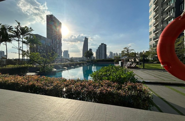 1BR top-rated condo @ThonglorBTS w amazing pool & gym