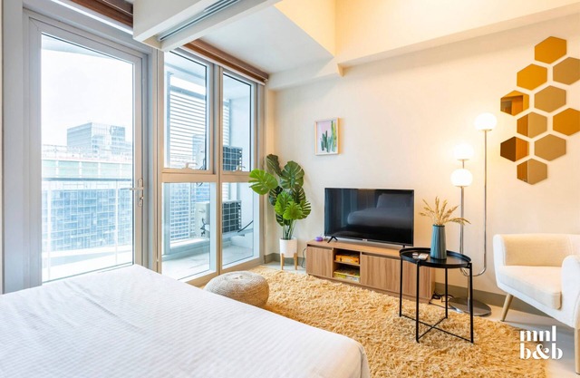 1BR Unit in Uptown Parksuites Tower 2 BGC w/Netflix, HBO Go & Disney+