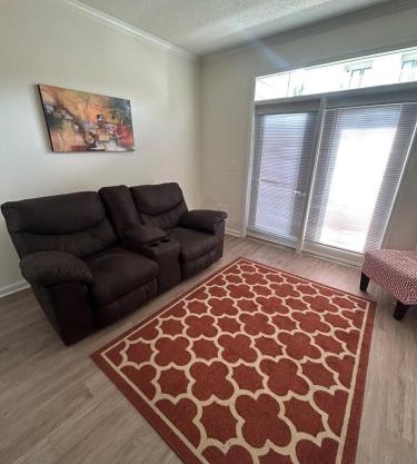 1BR with Queen Bed and Recliner Couch Free Parking