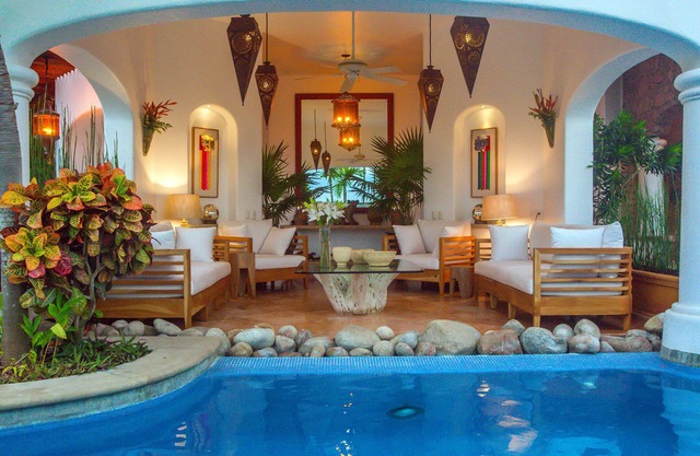 1st CLASS PVT Pool Hot Tub AC 1 Block Main ST Amazing VIEWs SpotLess So Perfect