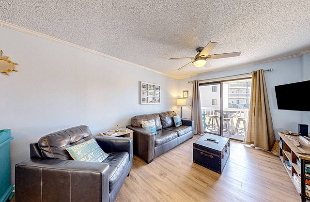 1st-floor condo with outdoor pool, tennis, BBQ area, washer/dryer, central AC