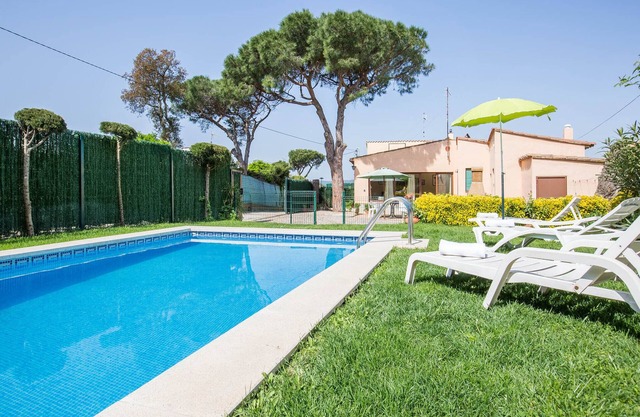 1TP 01 - Villa with pool and private garden located in Esclanyà, 3 km from the town center and 6 km from the beach