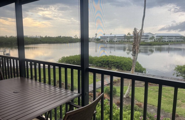 2/2.5 Waterfront condo with pools and tennis courts
