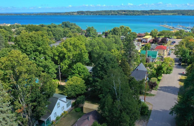 2/2 CUTE, ANTIQUE FILLED HOME DOWNTOWN SUTTONS BAY!