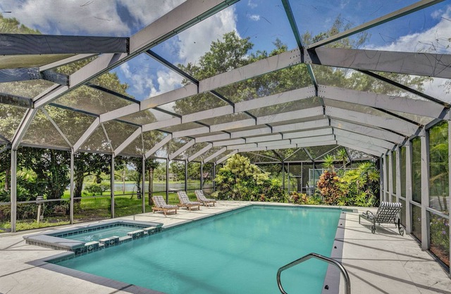 2 Acre Westwood Mansion with Pool, Lake, Jacuzzi, T-court & dock in Wellington