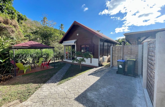 2 air-conditioned bedrooms, 2 minutes from the beach, wifi, garden at Carbet .