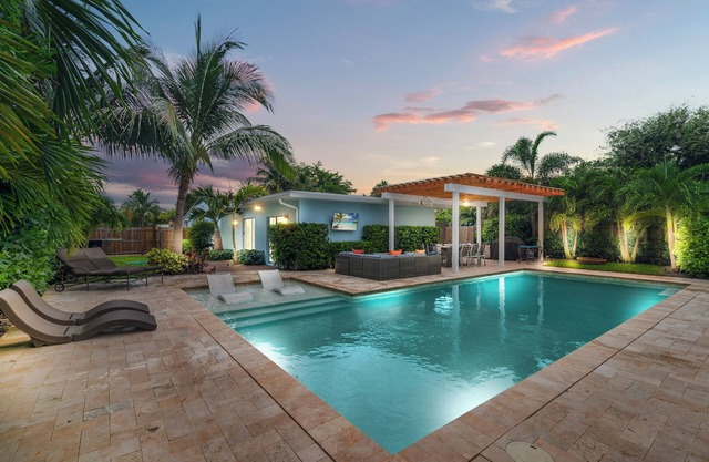 2 Amazing Beaches in 1 mile Palm Oasis 4|4 w/POOL & Covered Outdoor Entertaining