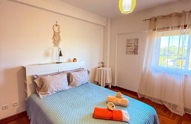 2 ample bedrooms in apartment. contemporary and relaxing. Great location