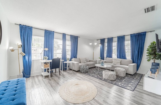 2 BD Condo - Sleeps 4 - Palm Wave Stays