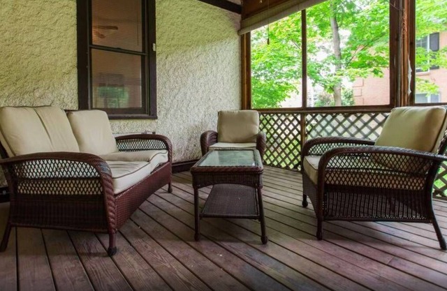 2 Bdr Apt - King Bed - Walk to Dwntwn Libertyville