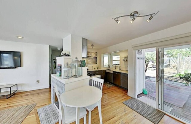 2 Bdr Hidden gem w/backyard + AC