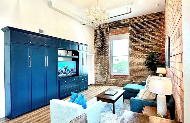 2 Bdrm/2 Bath Corner Penthouse Suite for 6, steps to The Cruises & The Strand!