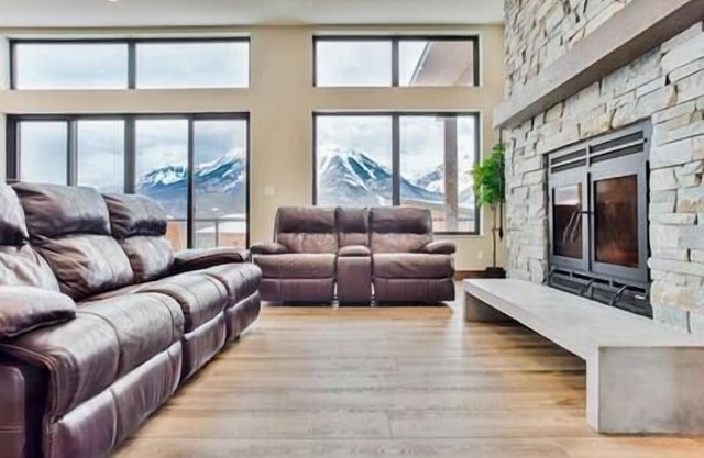 2 BDRM/2 Bathroom/Family Area/Stunning Views