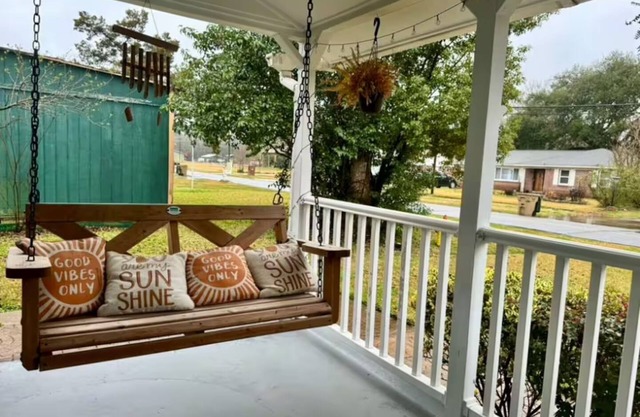 2-bdrm Bungalow 15 min from Downtown w/WiFi, Central Air