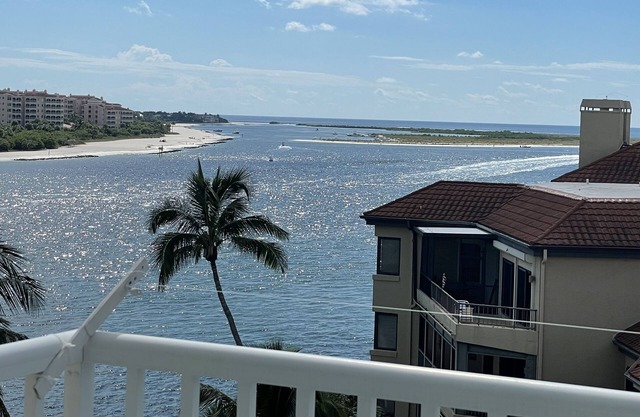 2 bdrm condo w/pool on Marco River w/Gulf views