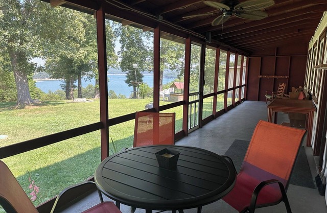 2-Bdrm Lake View/Access Cabin, Family/Pet Friendly, Large Screened Porch, Clean