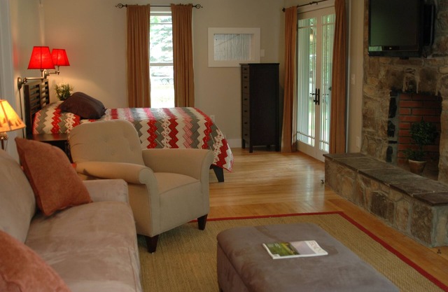 2 Bdrm on Lake Dunmore, linens, Views, Beach, Marina, Pub, Store. Pet friendly
