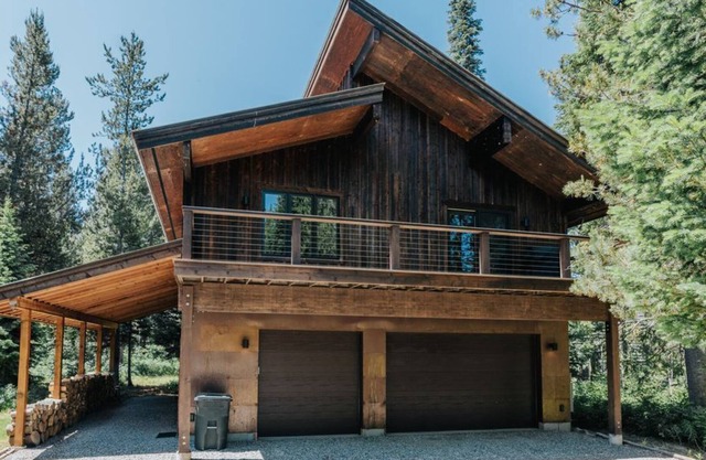 2 bed 1 bath luxury rental in Alpine. Private location and very comfortable