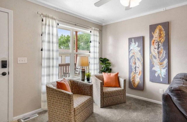2 bed 2.5 bath close to shopping, restaurants and more