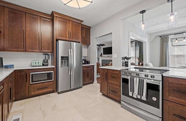 2 Bed/2.5 Bath + Walk to Streetcar/Nelson + Parking