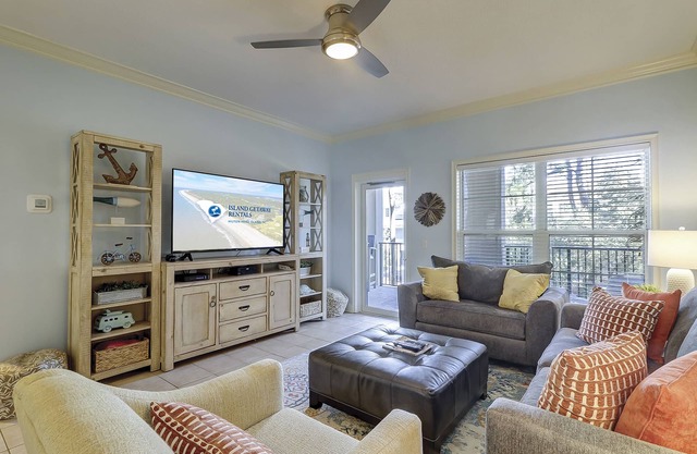2 Bed/2 Bath Villa Centrally Located Near Coligny Beach, Rooftop Pool and Spa
