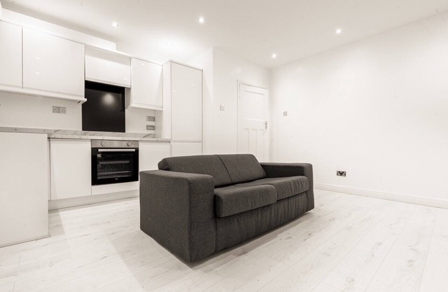 2 Bed Apartment In Wembley, Ealing, London