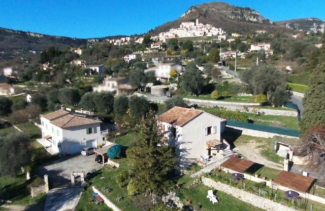 2 Bed Apartment Sleeps 6 - Pets Ok - Free Parking