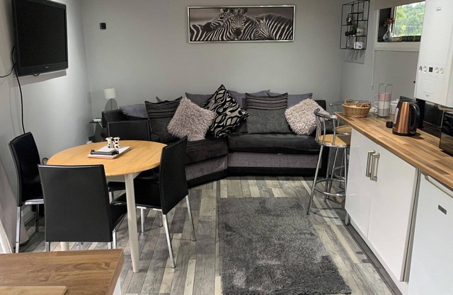 2-Bed Cabin Sleeps 4 -Small Pets Ok -Free Parking