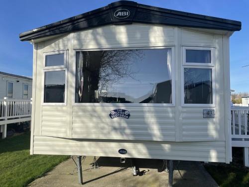 2 Bed Caravan - Sleeps 6 - Pets - Pool - Wifi