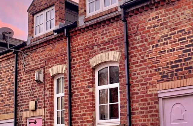2 Bed Cottage - Sleeps 4 - Wifi - Parking