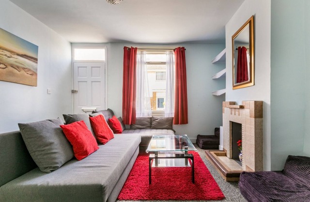 2 Bed Cottage - Sleeps 7 - Pets - Parking - Garden
