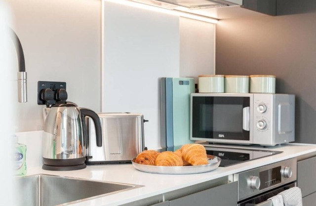 2 Bed Flats Sleeps 6 near Station & City Centre -1.61