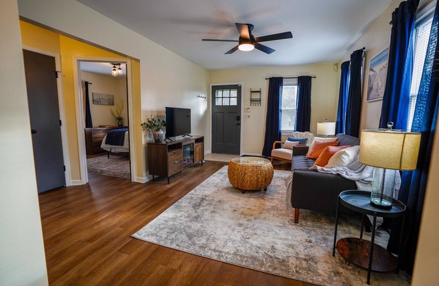 2 bed Home with Fenced Yard in the Vibrant Eastwood Neighborhood