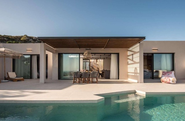 2 bed luxury villa with sea views